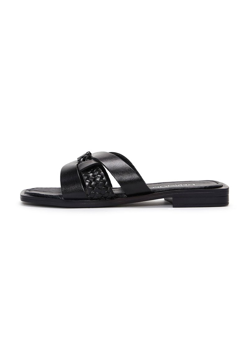Sandal nera a scivolo con design della fascia intrecciata e dettagli in pelle liscia. Suola piatta con un leggero tacco, forma minimalista e linee pulite.
