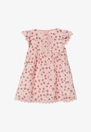 Robe courte à manches courtes en tissu rose léger, avec une jupe froncée, une bordure en dentelle et des coutures décoratives sur le corsage.