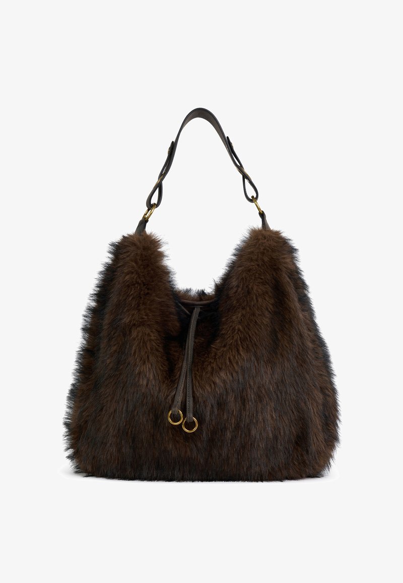 Sac à main marron en fourrure avec bandoulière en cuir noir réglable et anneaux métalliques dorés sur fond blanc.