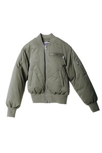 Khaki värvi pommija jacket, millel on lukuga esitasku, soonilised randmed ja äär, esipocketid ja broderi logo. Valmistatud pehmest, tekstureeritud sünteetilisest kangast.