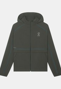 Veste à capuche zippée vert foncé avec manches longues, deux poches avant, logo réfléchissant et détails subtils des coutures sur les manches et la poitrine.