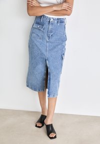 Tommy Jeans CLAIRE MIDI SKIRT - Denim skirt - denim medium