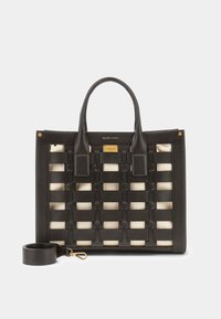 Sac fourre-tout en cuir tressé noir avec une doublure en tissu beige visible à travers le tressage, deux poignées et une bandoulière amovible.
