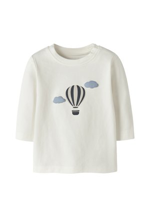 Camiseta blanca de manga larga para niño pequeño con un globo aerostático de rayas negras y blancas y dos nubes azul claro en el frente.