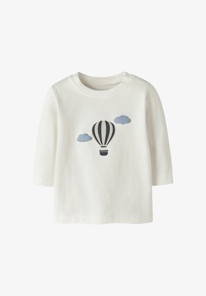 Camiseta blanca de manga larga para niño pequeño con un globo aerostático de rayas negras y blancas y dos nubes azul claro en el frente.