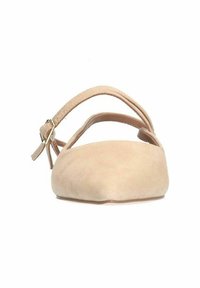 Nude suède balletschoenen met een spitse neus, voorzien van een delicate enkelband en gouden hardware voor een veilige sluiting.