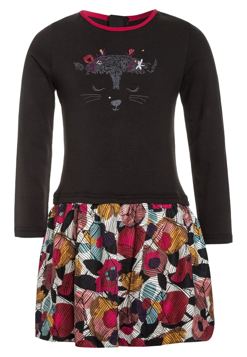 Černé šaty s dlouhým rukávem a výšivkou kočičí tváře, s barevným květinovým sukní s různorodým vzorem a nabíranou texturou.