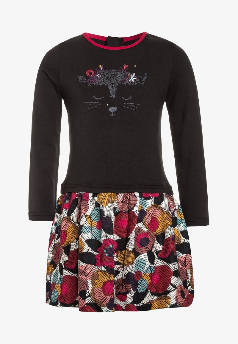 Černé šaty s dlouhým rukávem a výšivkou kočičí tváře, s barevným květinovým sukní s různorodým vzorem a nabíranou texturou.