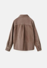 Cămașă lungă maro cu mânecă lungă, guler, manșete cu buton, detalii pe spate și un finisaj texturat. Design clasic și casual.