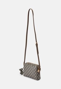 Borsa a tracolla in materiale sintetico grigio a fantasia con cinturino regolabile marrone, chiusura con zip e dettaglio con nappina su un lato.