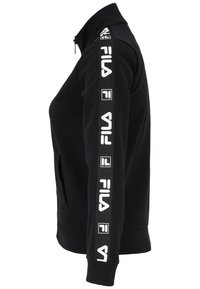 Giacca nera con zip e alto collo, tasche laterali e nastro con logo FILA bianco che corre lungo la lunghezza della manica.