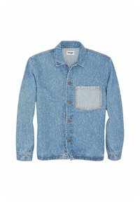 Giacca di jeans blu con maniche lunghe, chiusura a bottoni, una tasca sul petto e una finitura testurizzata con dettagli di cucitura visibili.