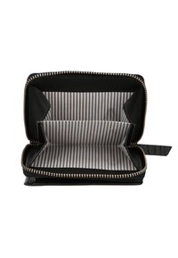 Juodas odinis piniginė su užtrauktuku, turinti dryžuotą audinio pamušalą ir kelis skyrius kortelėms bei banknotams.