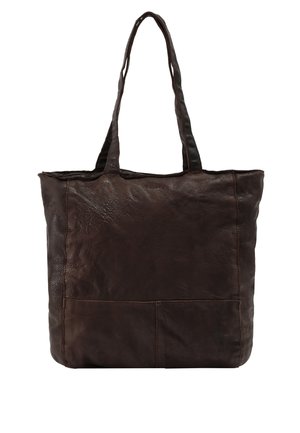 Donkerbruine leren shopper met dubbele schouderbanden en een gestikt paneelontwerp, rechtopstaand op een witte achtergrond.