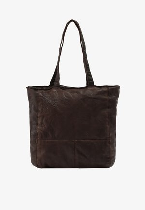 Tumepruun nahast kandekott, millel on topeltsangad ja õmmeldud paneelidisain, seisab valgel taustal püsti.