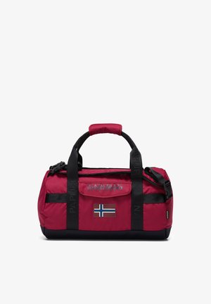 Rode nylon duffel bag met zwarte accenten, gevoerde handvatten en een Noors vlagpatch. Inclusief een voorkantzak en een verstelbare schouderriem.