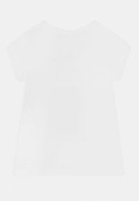 Bílý tričko s kulatým výstřihem a krátkými rukávy. Tkanina vypadá hladce, má standardní volnější střih a žádné viditelné vzory nebo akcenty.