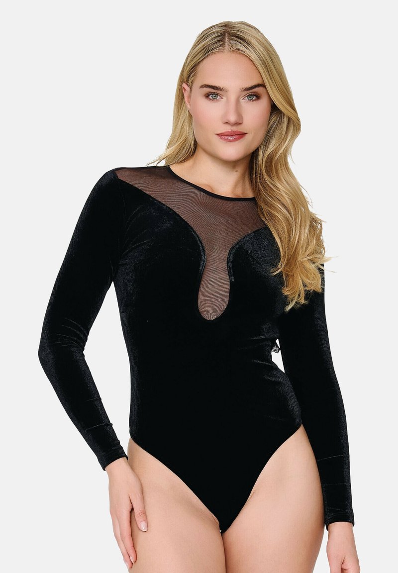 Schwarzer Samt-Bodysuit mit langen Ärmeln, verfügt über einen durchsichtigen Netz-Ausschnitt und ein tiefes Design, das die glatte Textur und die figurbetonte Form betont.