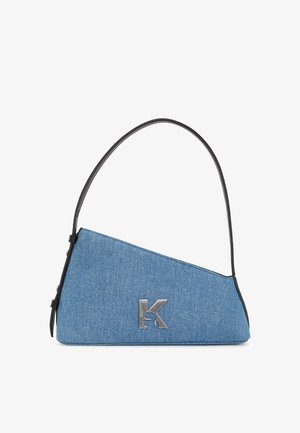 Torbica od traperice u obliku trokuta, crni remen za rame, srebrni K logo i teksturirana plava tkanina. Naglašena kontrastnim šavovima.