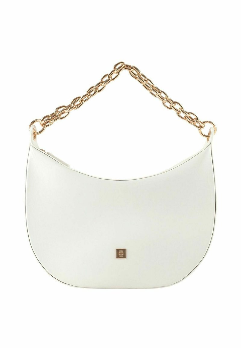 Borsa in pelle bianca con un design curvo, dotata di una tracolla in catena dorata e un piccolo logo dorato accentuato al centro in basso.