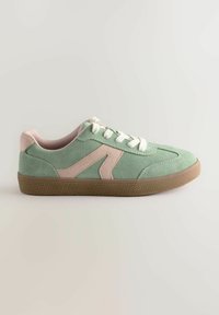 Sneaker aus hellgrünem Wildleder mit rosa Akzenten, ausgestattet mit einer strukturierten Gummisohle und weißen Schnürsenkeln, ideal für legere Anlässe.