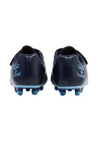 Scarpini da calcio blu e blu navy con una tomaia in sintetico liscio, collo imbottito e tacchetti in gomma. Presentano un logo azzurro chiaro sul tallone.