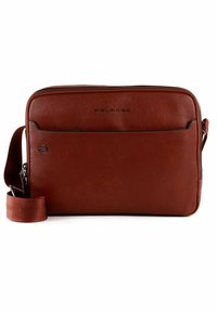 Borsa a spalla in pelle marrone con una texture liscia, forma rettangolare, chiusura con zip superiore e una tasca esterna. Include una tracolla regolabile.