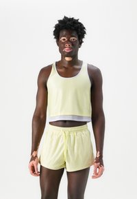 Lys gul mesh trenings tanktop med croppet design og shorts med elastisk midje, med kontraststing og en avslappet passform.
