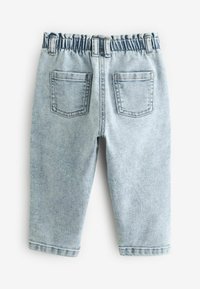 Hellblaue Denim-Kinderhose mit elastischem Bund und zwei Gesäßtaschen, von hinten auf weißem Hintergrund gezeigt.