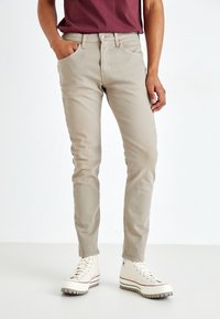 Levi's® 512™ SLIM TAPER - Traperice uskog kroja - sand