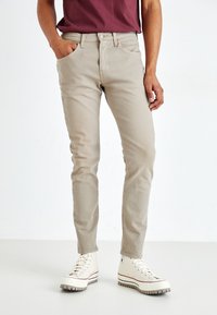 Levi's® - 512™ SLIM TAPER - Kavbojke na korenček - sand Miniaturna slika 1