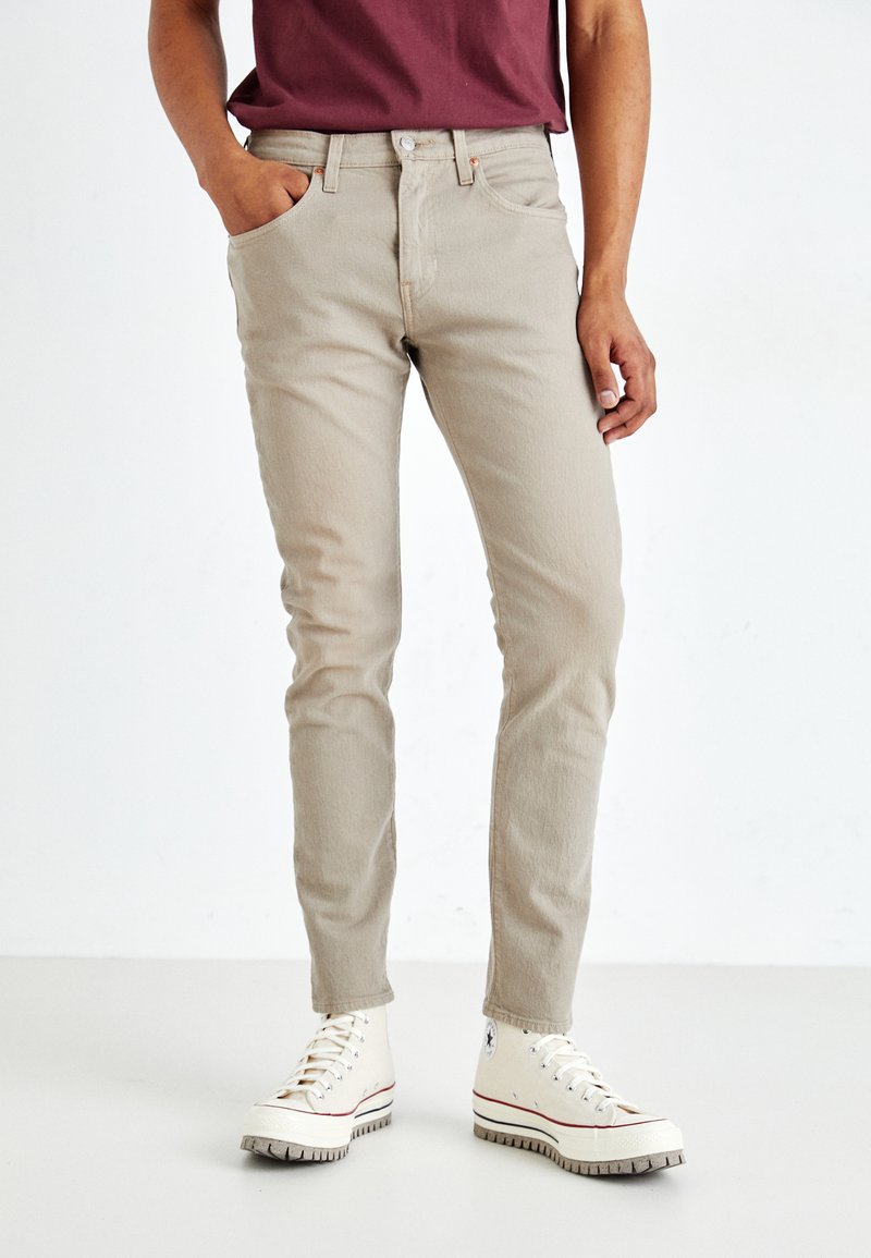 Levi's® 512™ SLIM TAPER - Traperice uskog kroja - sand