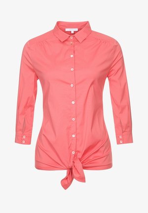 Camicia corallo con bottoni, collo appuntito, maniche a tre quarti e dettaglio nodo frontale. Tessuto di cotone liscio, bottoni bianchi.