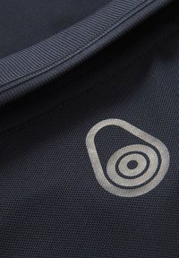 Dunkelblauer Stoff mit einer glatten, strukturierten Oberfläche und einem auffälligen hellgrauen Logo, das aus einer ovalen Form mit konzentrischen Kreisen besteht.