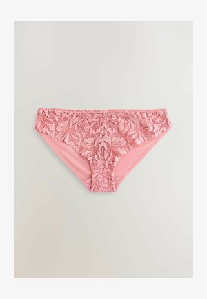 Rosa blonder trusser med indviklede blomster-mønstre, der har en glat stofbase. Blondekant ved linningen tilføjer en blød tekstur.