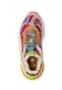 Sneaker multicolore con una tomaia texturizzata e motivi vivaci, accenti arancioni e rosa, una suola maculata e una fodera morbida.