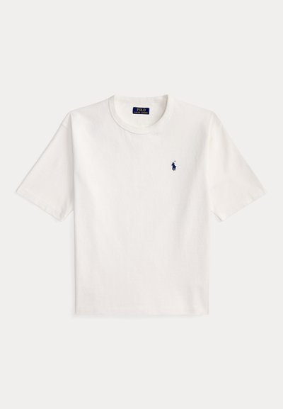 T-shirt en coton blanc avec col rond et manches courtes. Présente un petit logo bleu marine sur la poitrine gauche et un dos uni.