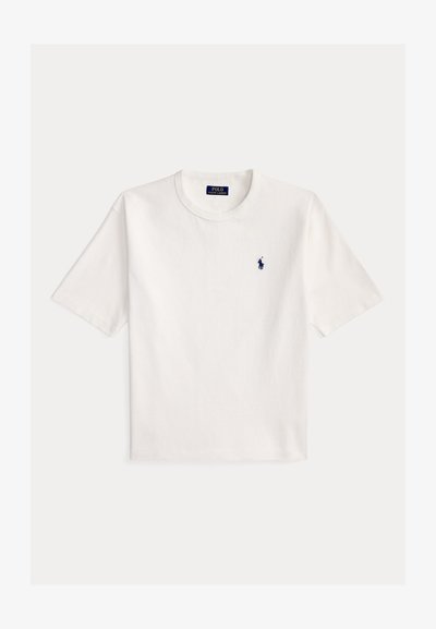 T-shirt en coton blanc avec col rond et manches courtes. Présente un petit logo bleu marine sur la poitrine gauche et un dos uni.