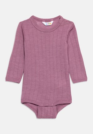 Lila geribbelde babyromper met lange mouwen en drukknoopjes op de schouder en onderkant voor gemakkelijk aankleden.