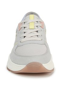 Lichtgrijze sneaker van een mix van mesh en suède materialen. Voorzien van gele en roze accenten, ronde veters en een gestructureerde rubberen zool.