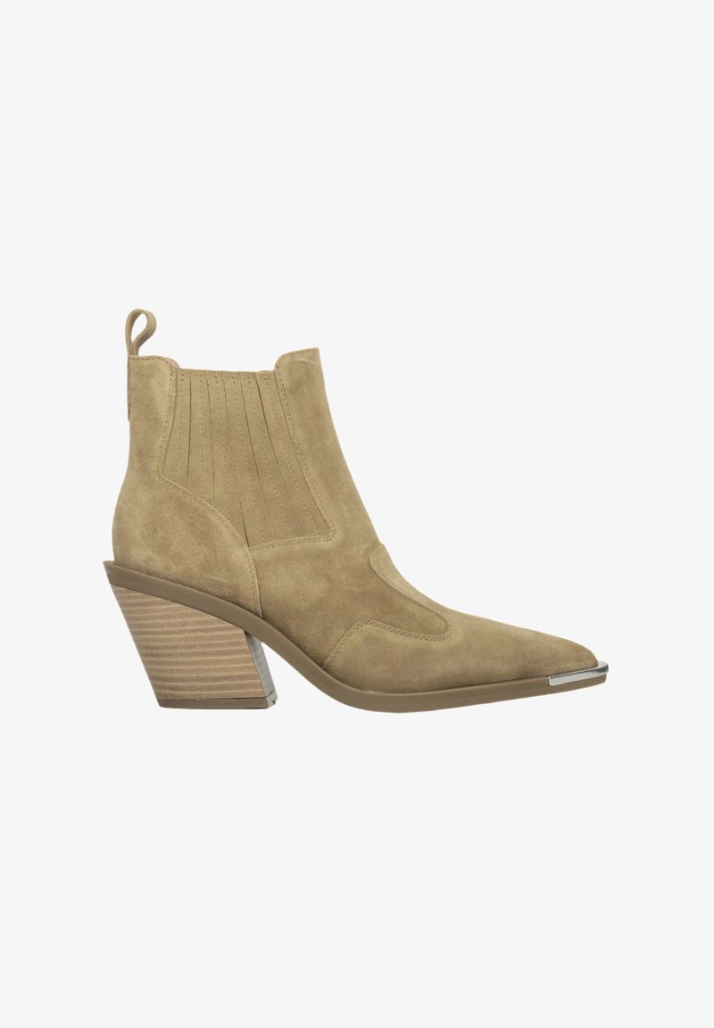 Beżowe zamszowe botki za kostkę z wydłużonym noskiem, żebrowanym detalem i słupkowym obcasem z metalicznym akcentem na czubku.
