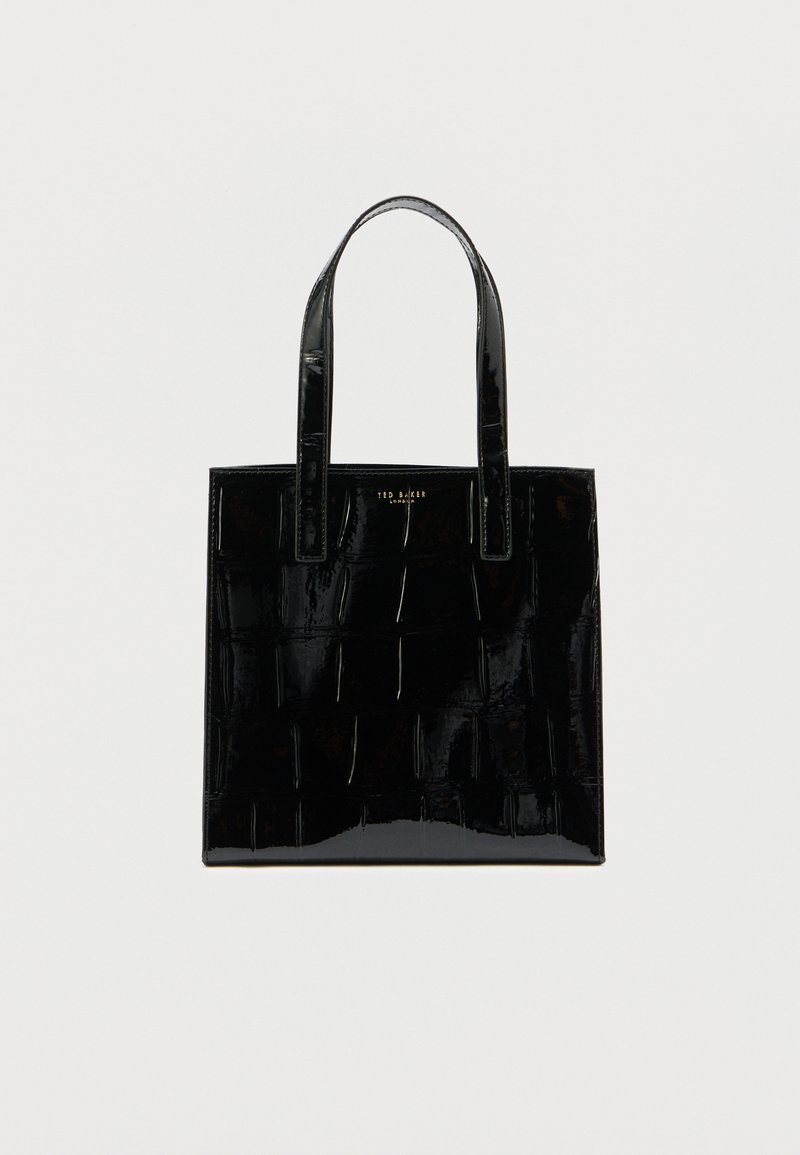 Sort skinnveske i lakk med to solide håndtak, preget med et quiltet mønster og en gulllogo på forsiden. Rektangulær form.