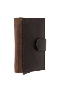 Læderpung med en mørkebrun front og lysere brun side, der har en tekstureret overflade, afrundede kanter og en magnetisk trykknaplukning.
