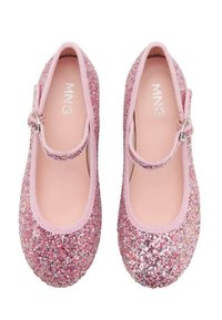 Bailarinas de purpurina rosa con punta redonda, adornadas con lentejuelas. Presentan una correa segura con un hebilla plateada. Forro interior suave.