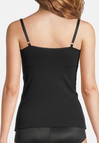 Zwarte hemdtop met dunne verstelbare bandjes, gemaakt van zachte stof, met een gladde textuur en een licht aansluitend ontwerp aan de achterkant.