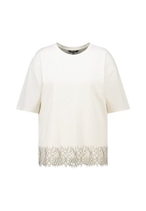 Witte top met korte mouwen, ronde halslijn en zwarte bloemige kanten details langs de zoom.