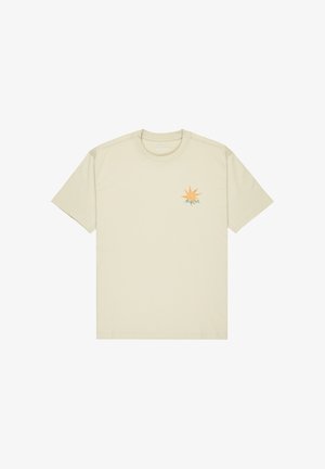 Hellbeige Kurzarm-T-Shirt aus Baumwolle, das auf der linken Brust ein kleines orangefarbenes und türkisfarbenes Sternenmotiv zeigt. Einfacher Rundhalsausschnitt.