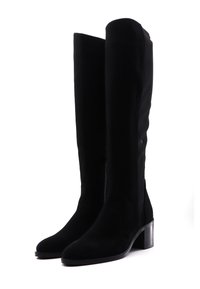 Par de botas negras de ante hasta la rodilla con tacones cuadrados y cremalleras laterales, de pie sobre un fondo blanco.