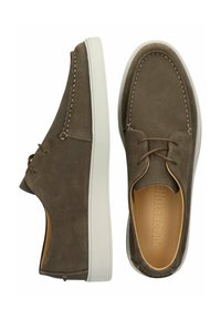 Scarpe in suede marrone con suola in gomma bianca, caratterizzate da punta tondeggiante, dettagli cuciti e un semplice laccio di chiusura.