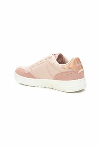 Zapatilla rosa hecha de cuero y gamuza, con una suela de goma blanca, punta redonda y acentos brillantes en oro rosa en el talón.